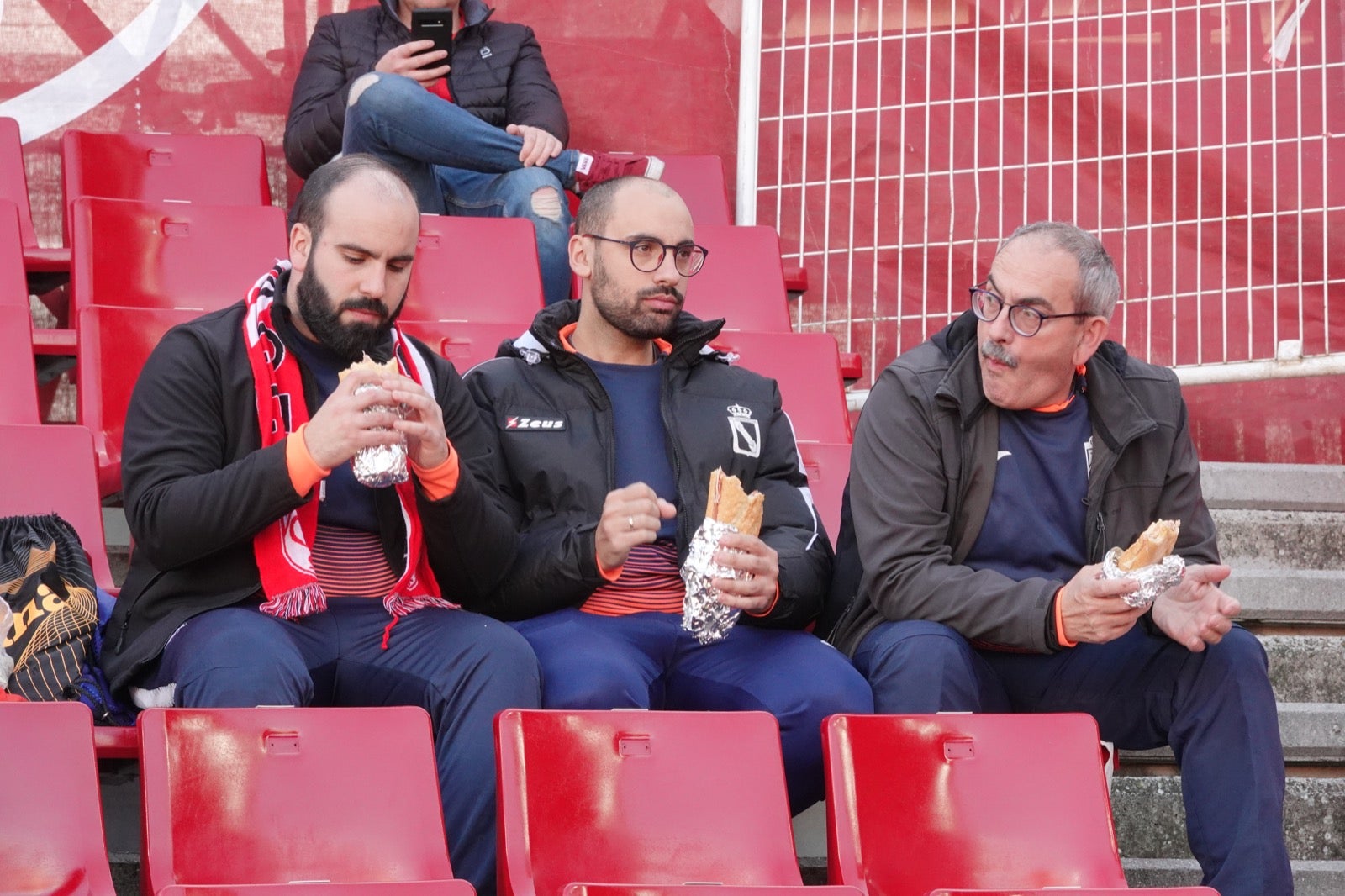 Echamos un vistazo a la grada para recopilar las mejores fotos de la afición. 