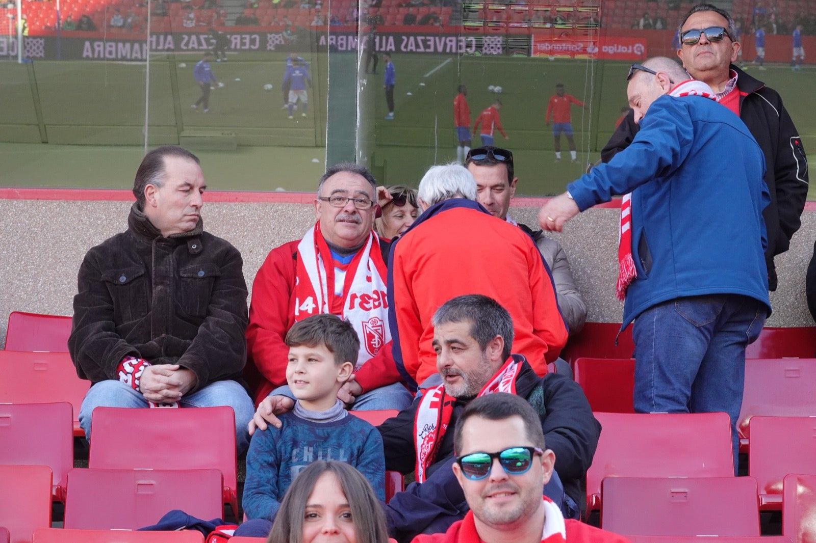 Echamos un vistazo a la grada para recopilar las mejores fotos de la afición. 