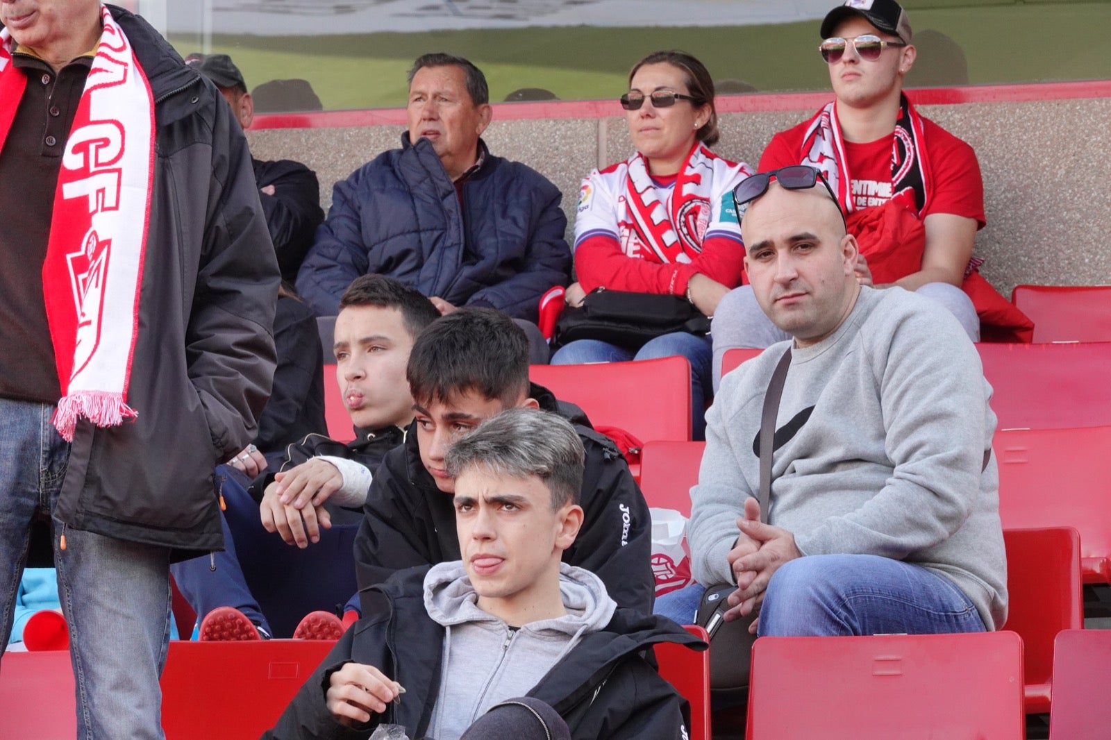 Echamos un vistazo a la grada para recopilar las mejores fotos de la afición. 