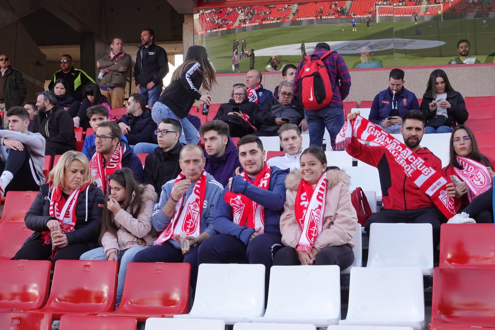 Echamos un vistazo a la grada para recopilar las mejores fotos de la afición. 