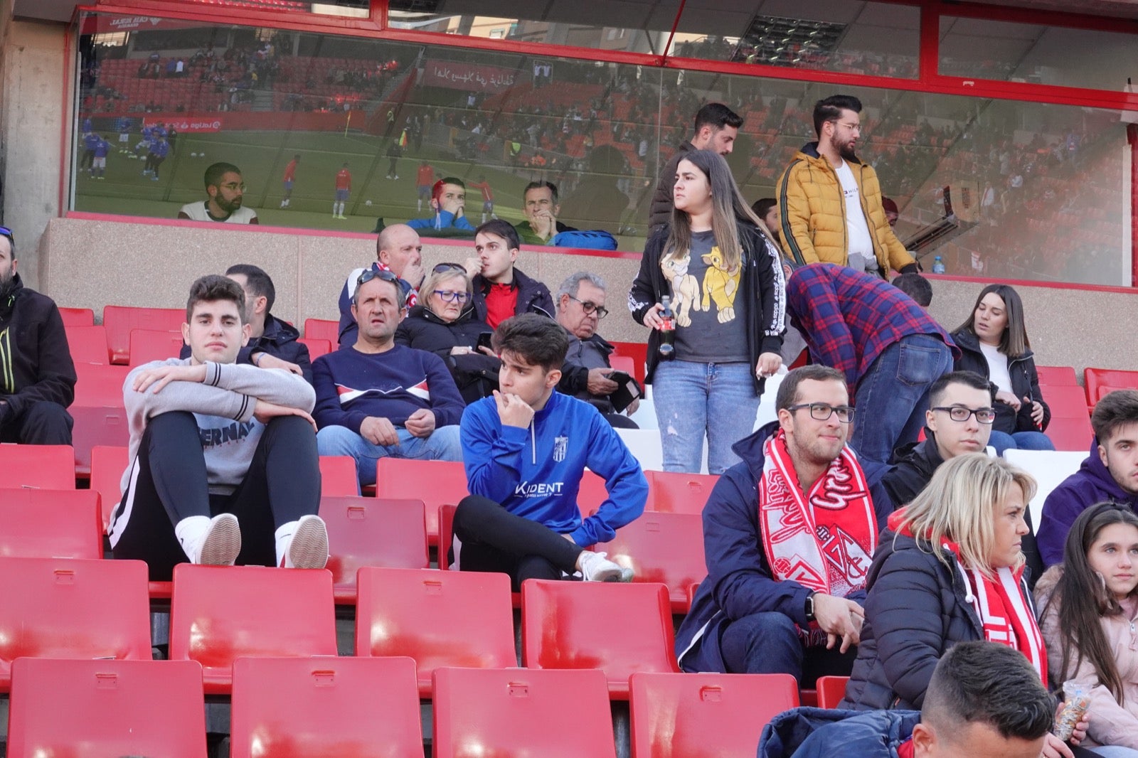 Echamos un vistazo a la grada para recopilar las mejores fotos de la afición. 