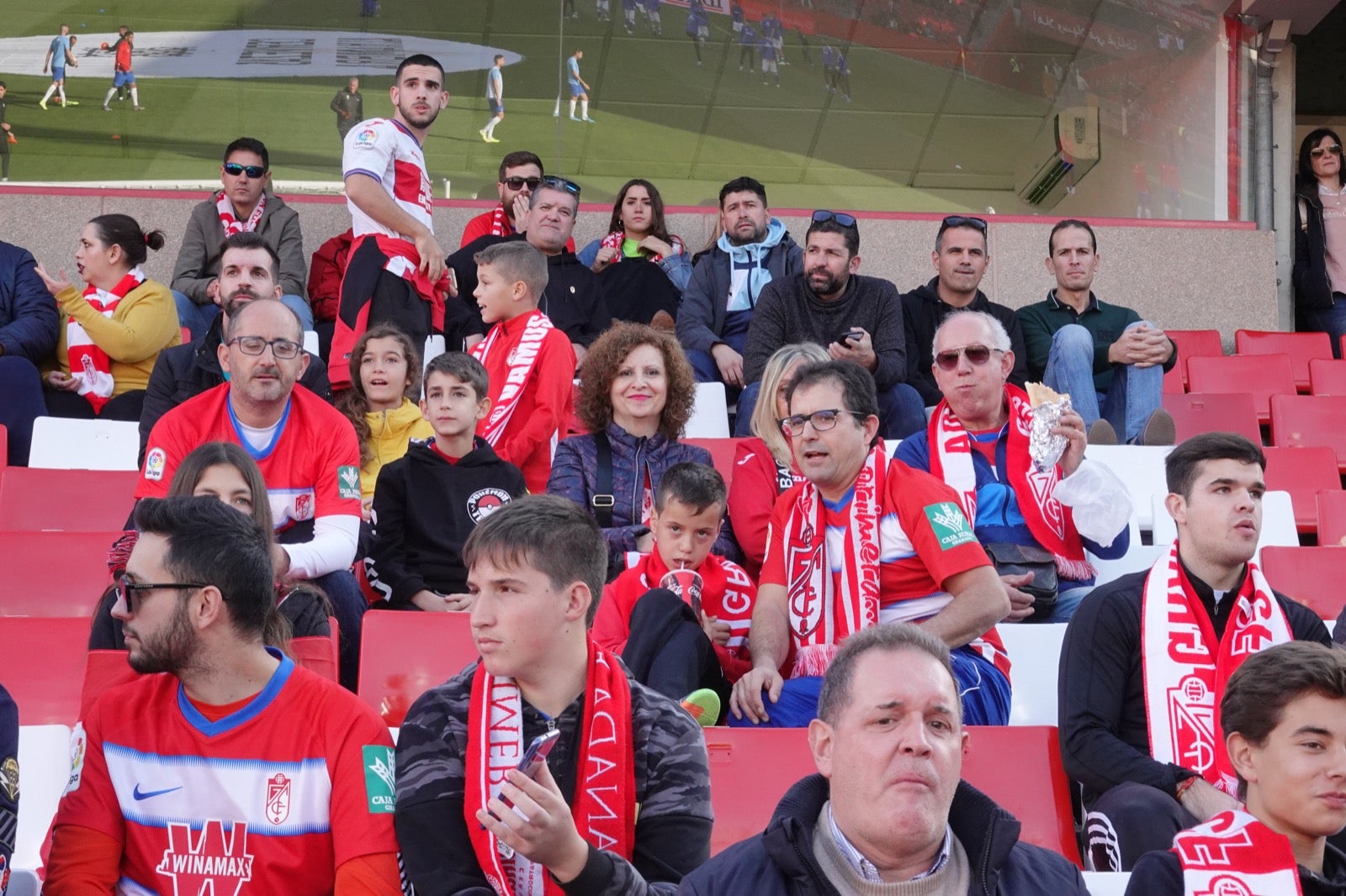 Echamos un vistazo a la grada para recopilar las mejores fotos de la afición. 