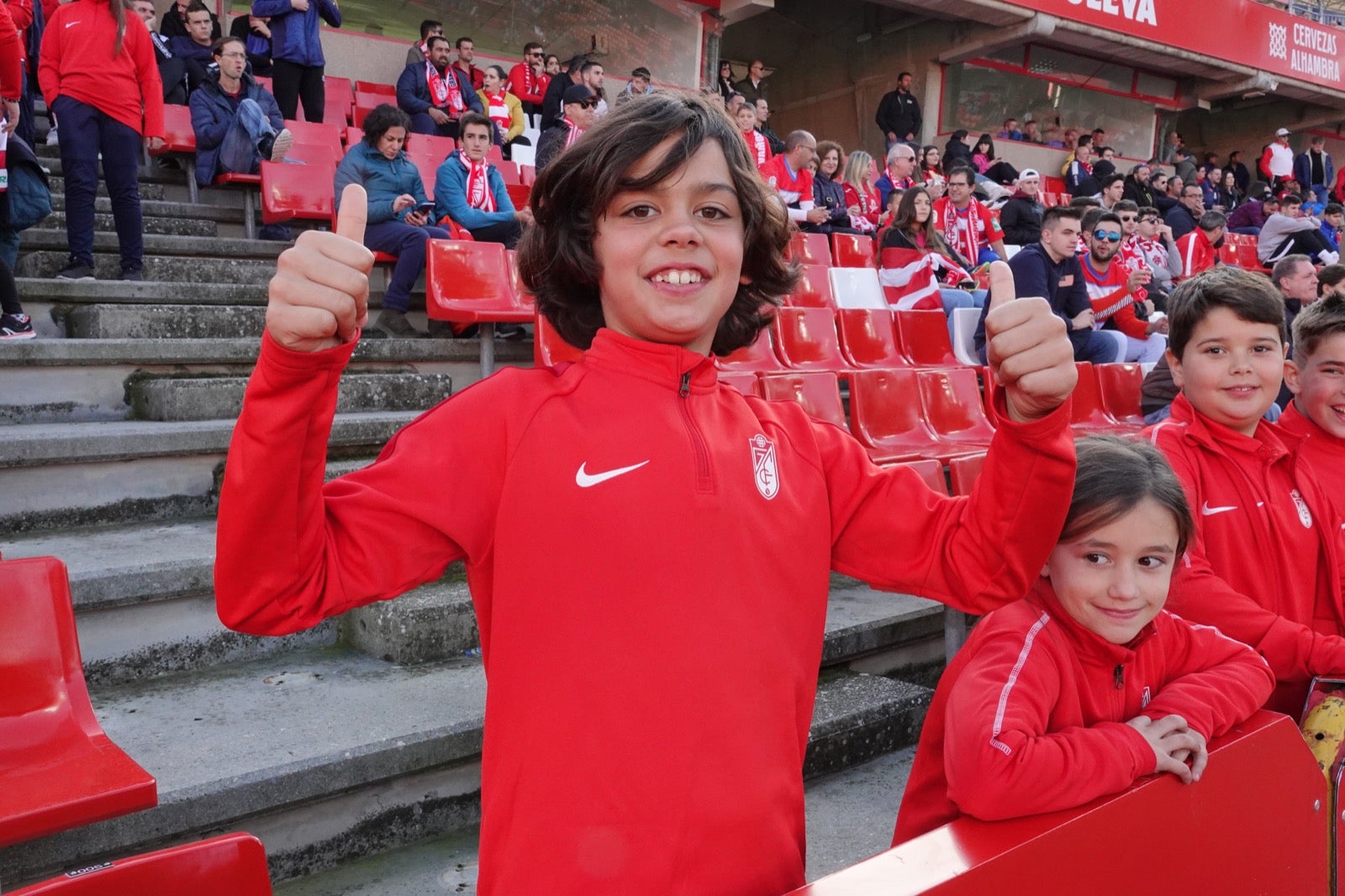 Echamos un vistazo a la grada para recopilar las mejores fotos de la afición. 