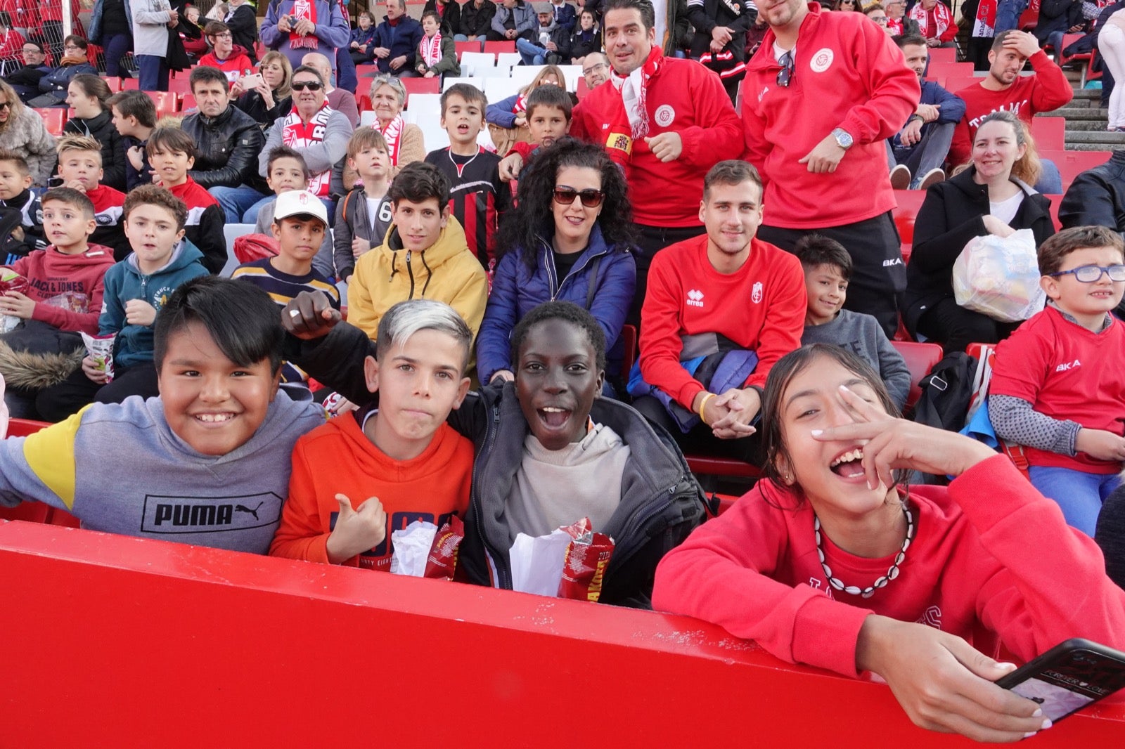 Echamos un vistazo a la grada para recopilar las mejores fotos de la afición. 