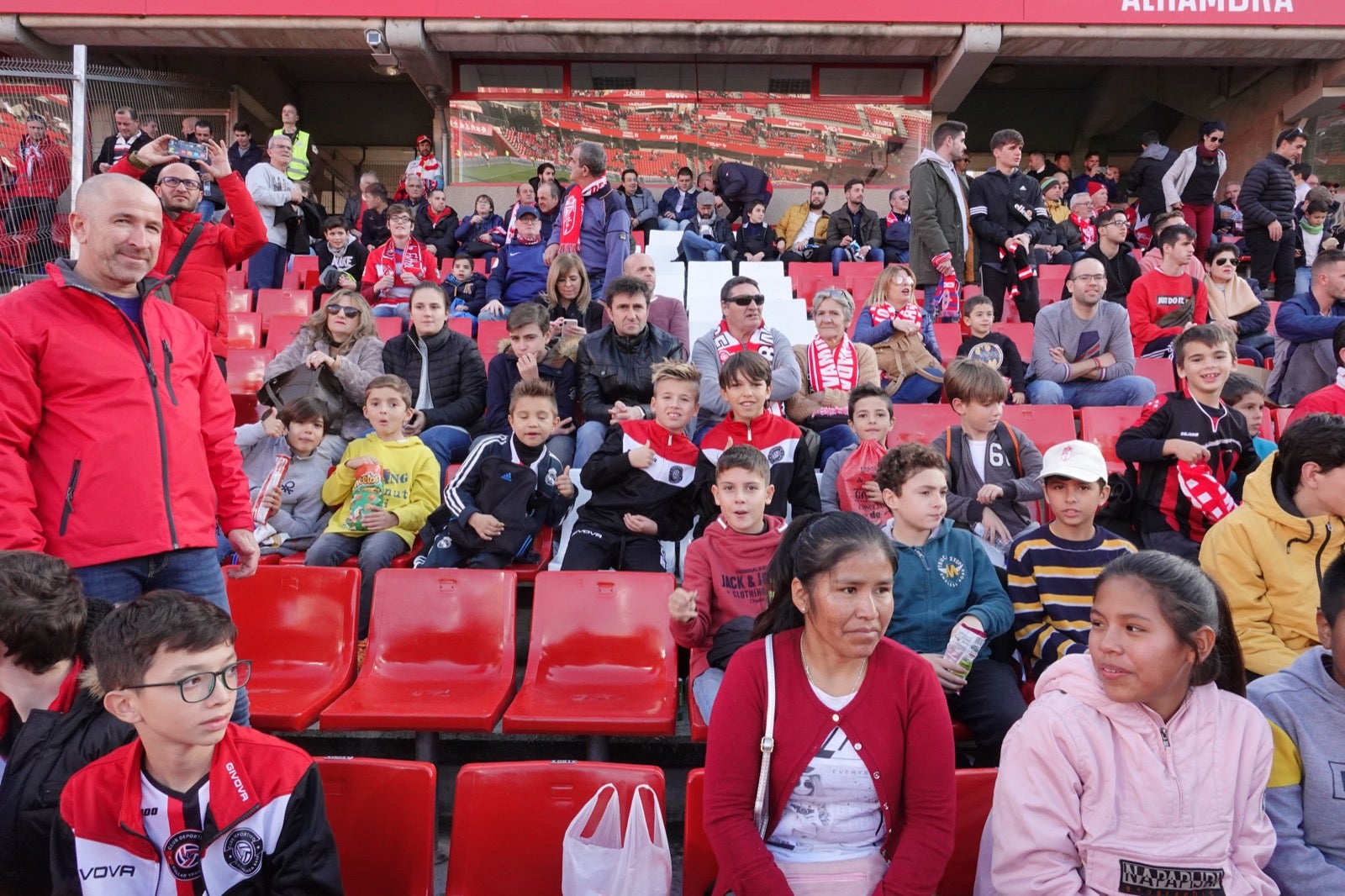 Echamos un vistazo a la grada para recopilar las mejores fotos de la afición. 