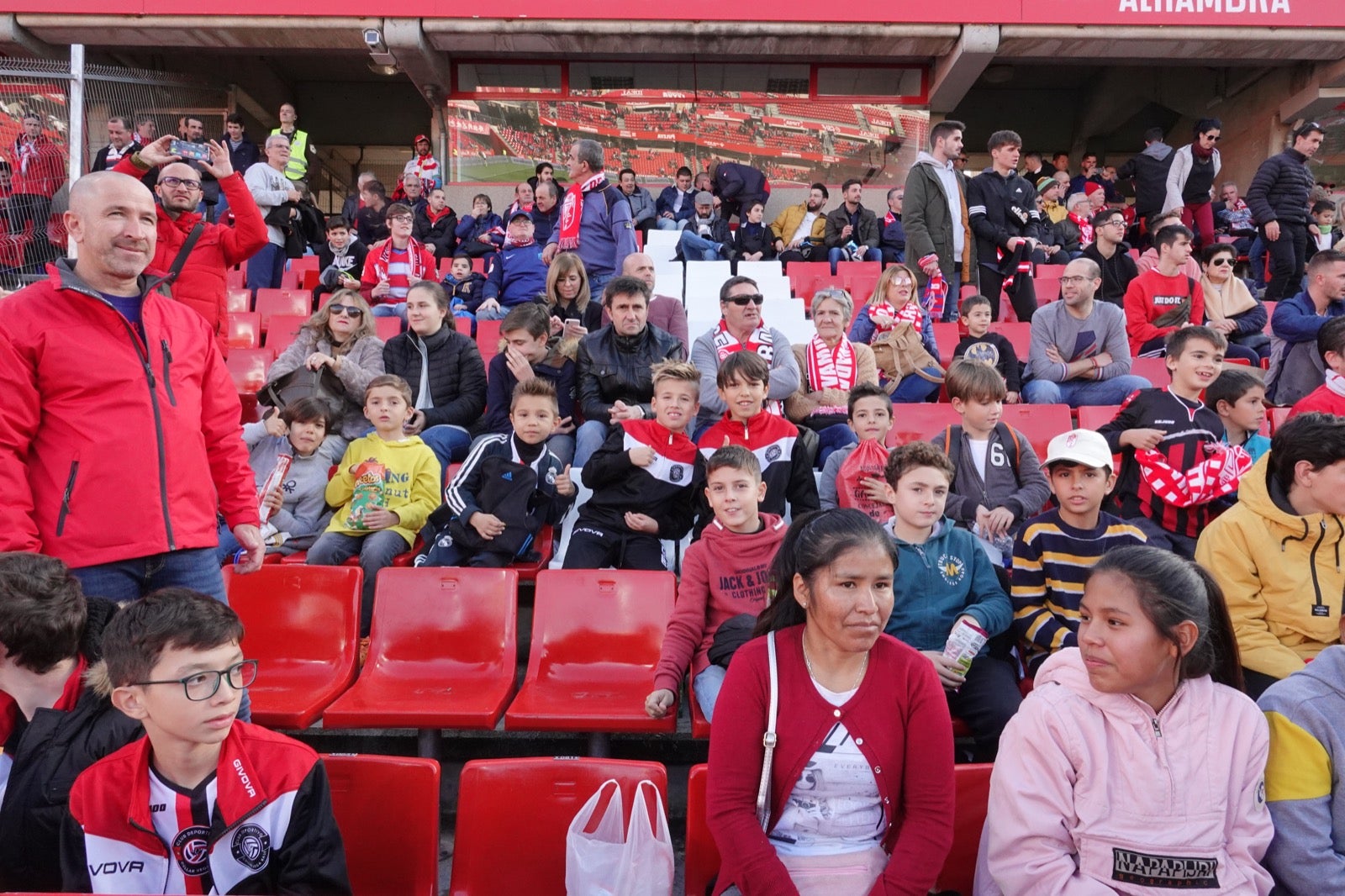 Echamos un vistazo a la grada para recopilar las mejores fotos de la afición. 