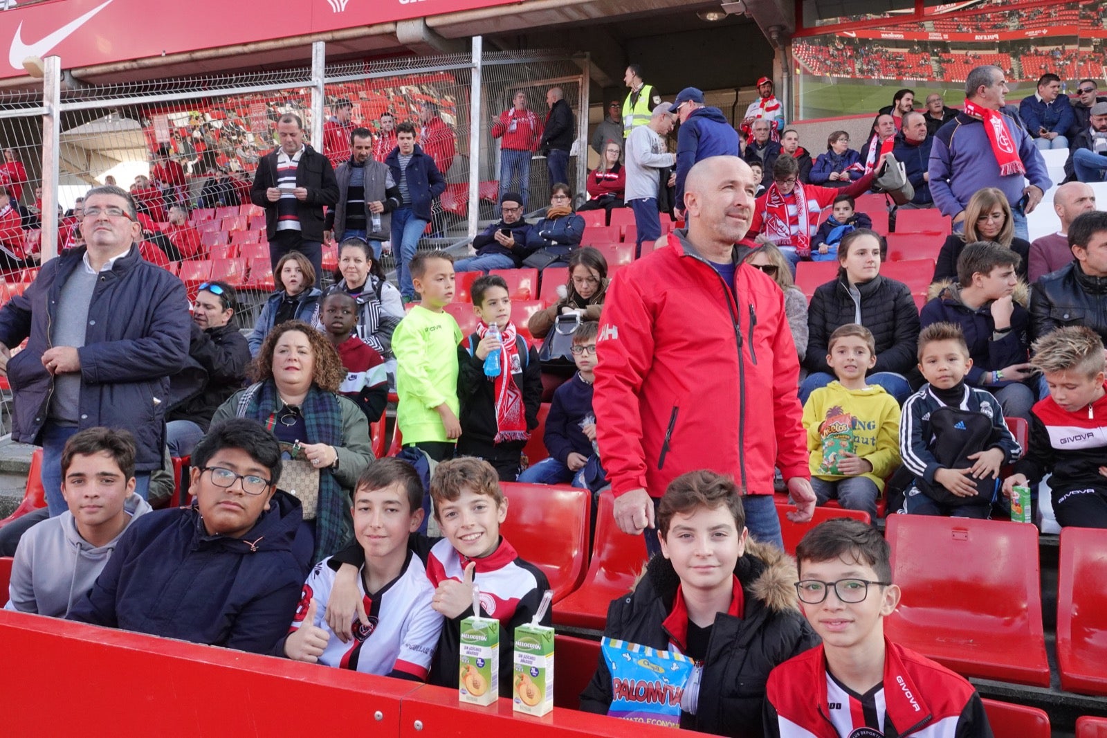 Echamos un vistazo a la grada para recopilar las mejores fotos de la afición. 