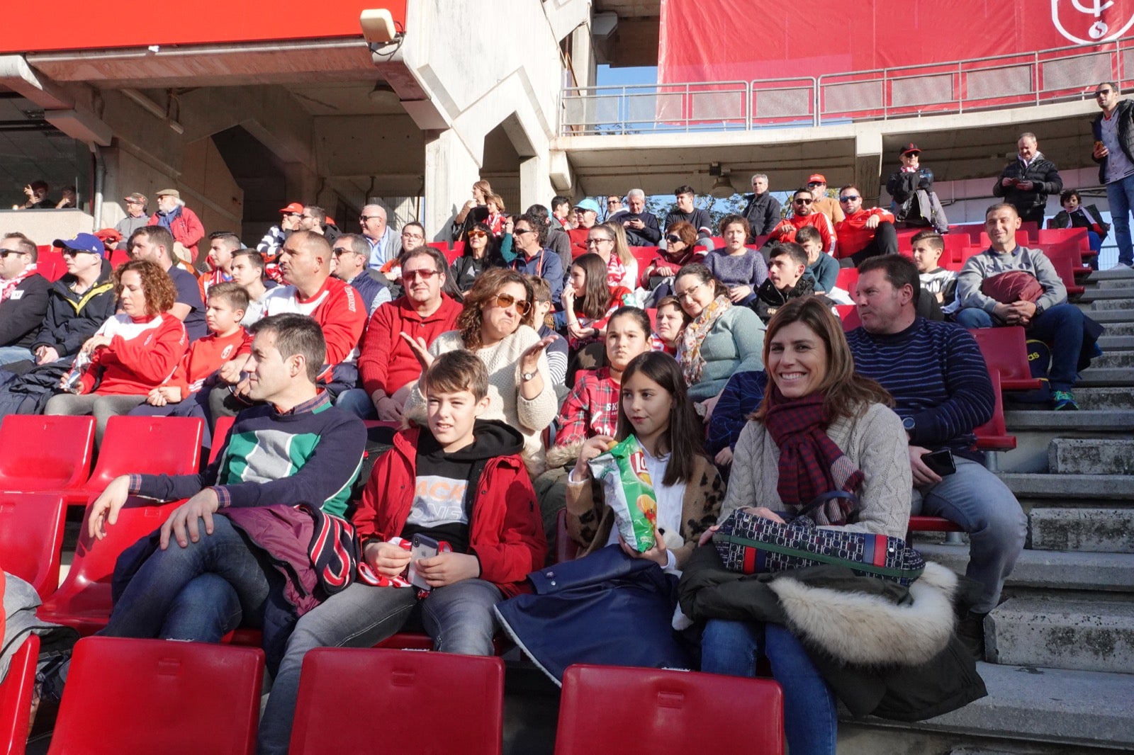 Echamos un vistazo a la grada para recopilar las mejores fotos de la afición. 