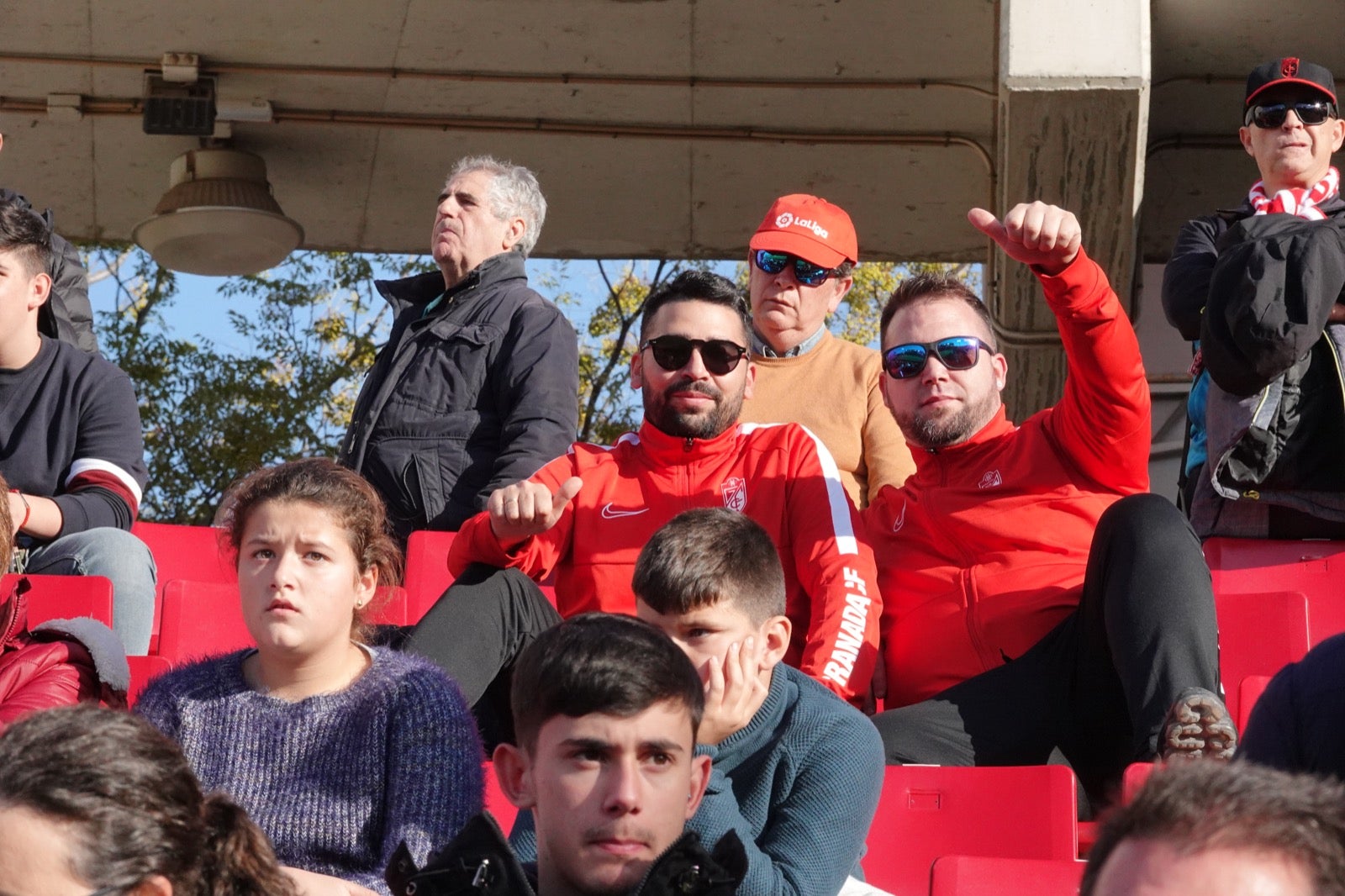 Echamos un vistazo a la grada para recopilar las mejores fotos de la afición. 