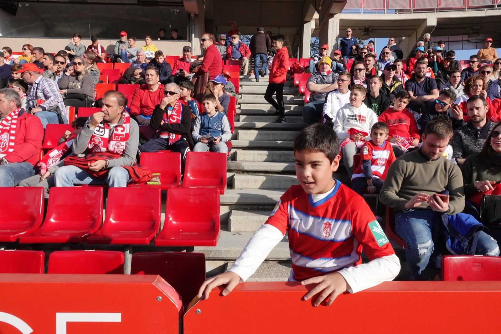 Echamos un vistazo a la grada para recopilar las mejores fotos de la afición. 