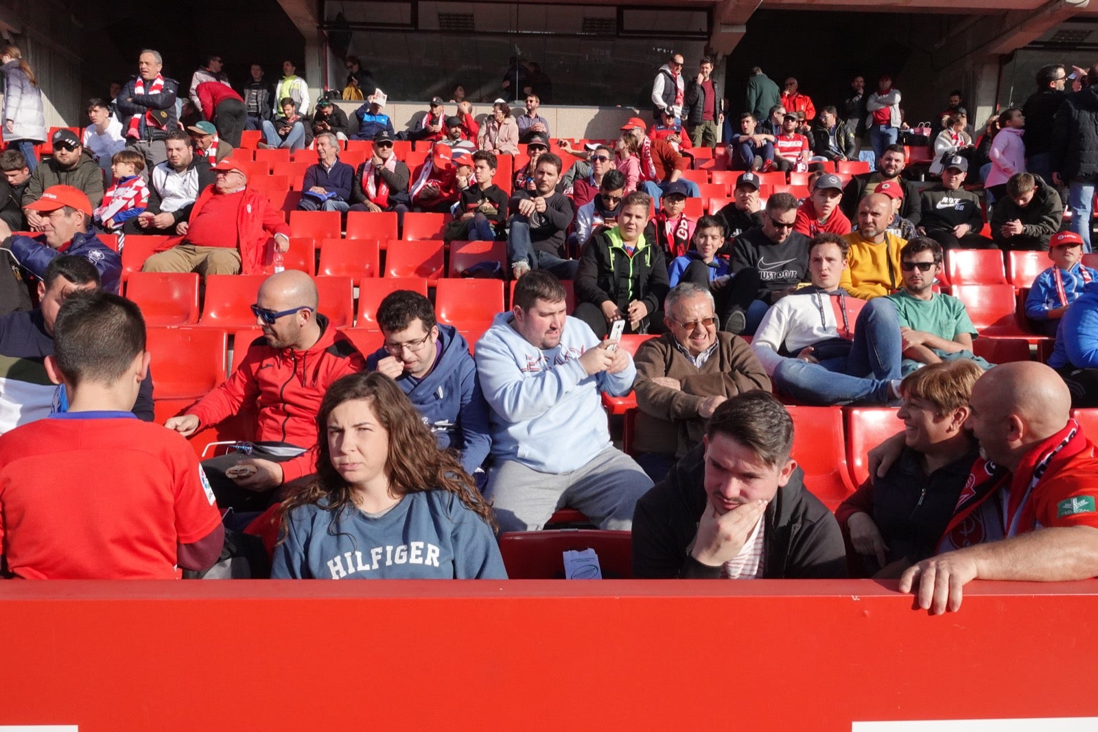 Echamos un vistazo a la grada para recopilar las mejores fotos de la afición. 