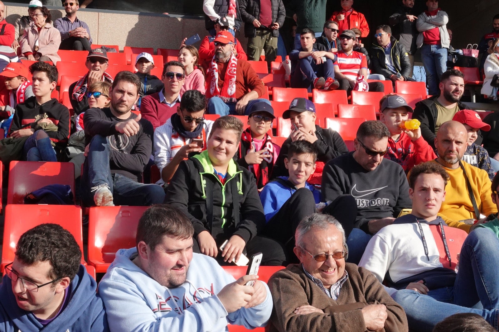 Echamos un vistazo a la grada para recopilar las mejores fotos de la afición. 