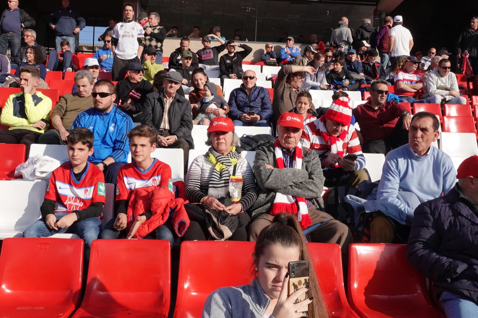 Echamos un vistazo a la grada para recopilar las mejores fotos de la afición. 