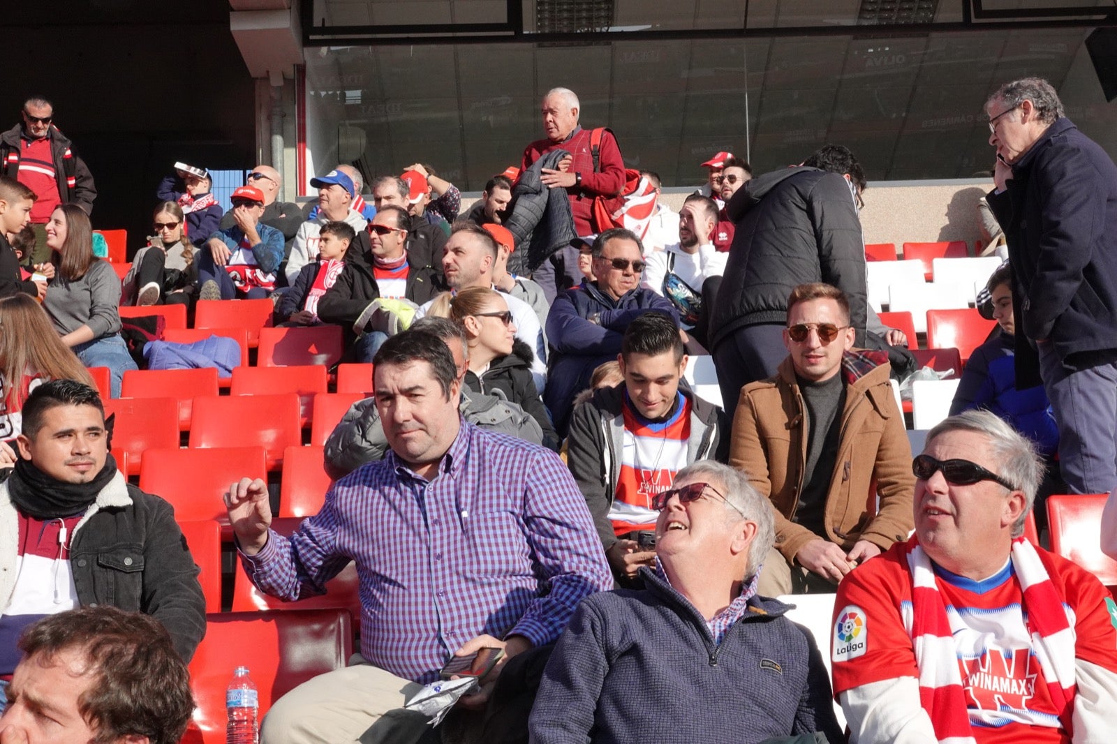 Echamos un vistazo a la grada para recopilar las mejores fotos de la afición. 