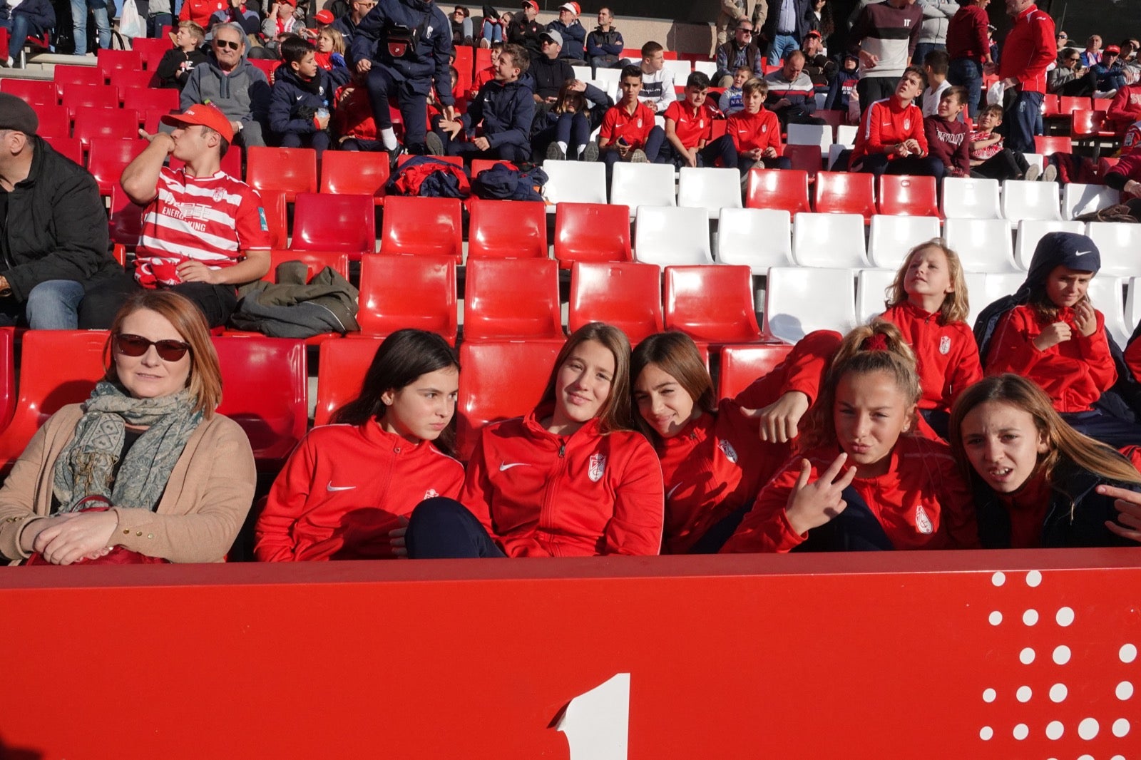 Echamos un vistazo a la grada para recopilar las mejores fotos de la afición. 