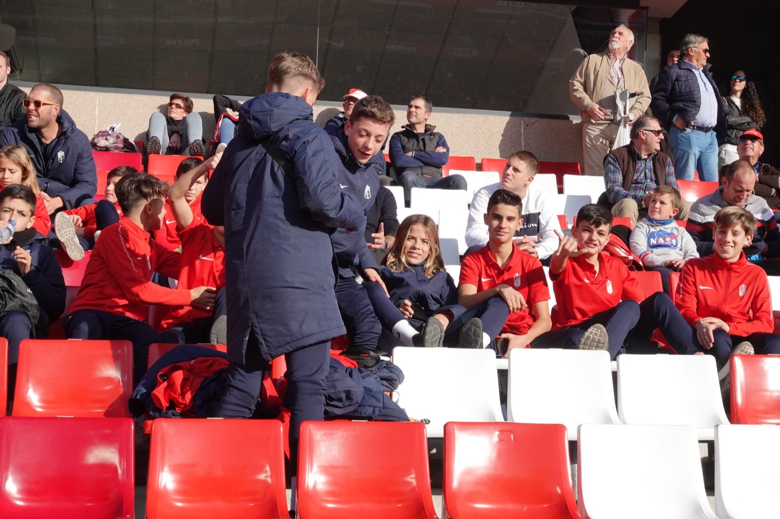 Echamos un vistazo a la grada para recopilar las mejores fotos de la afición. 