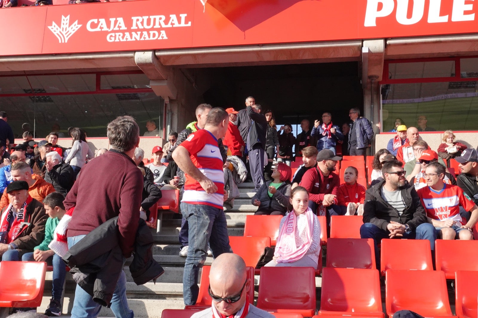 Echamos un vistazo a la grada para recopilar las mejores fotos de la afición. 