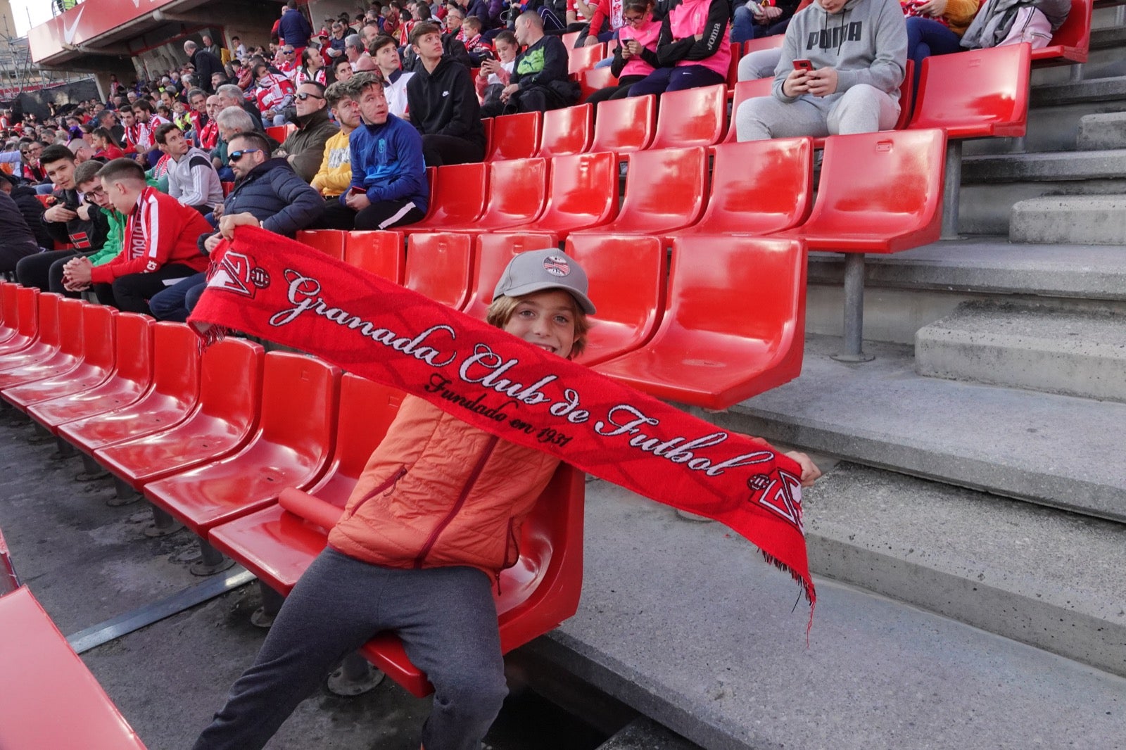 Echamos un vistazo a la grada para recopilar las mejores fotos de la afición. 