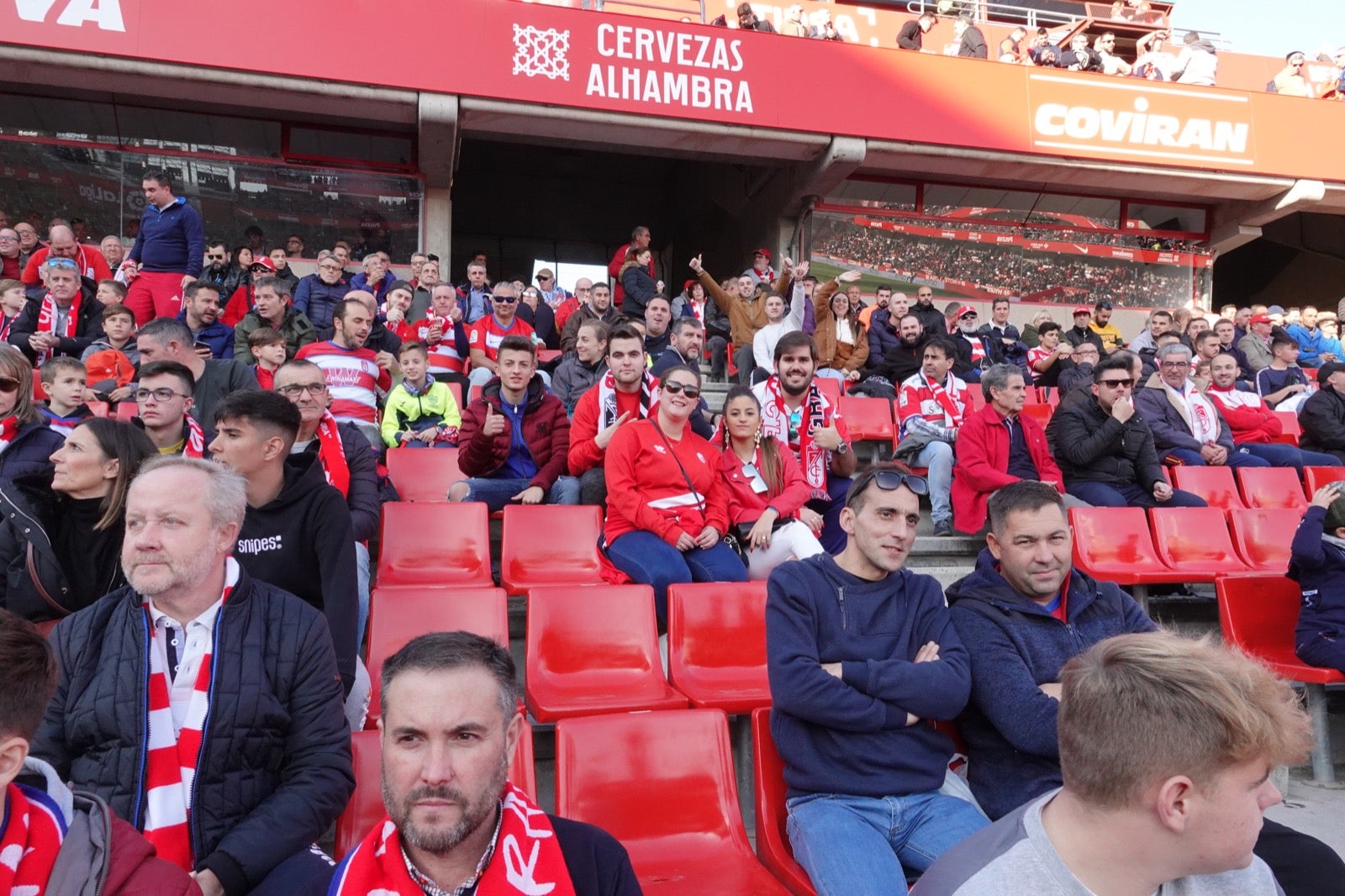 Echamos un vistazo a la grada para recopilar las mejores fotos de la afición. 