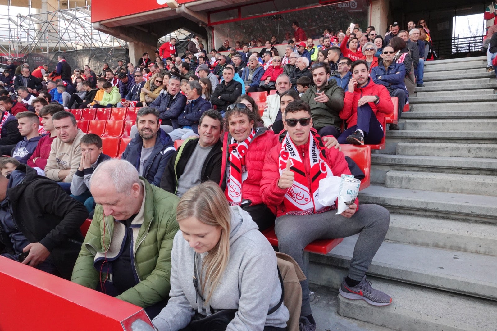 Echamos un vistazo a la grada para recopilar las mejores fotos de la afición. 