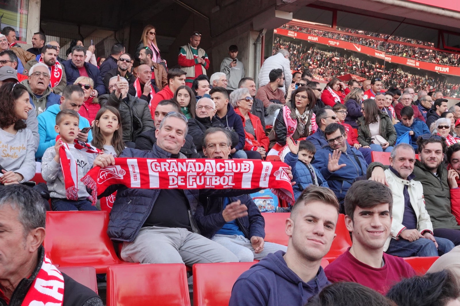 Echamos un vistazo a la grada para recopilar las mejores fotos de la afición. 