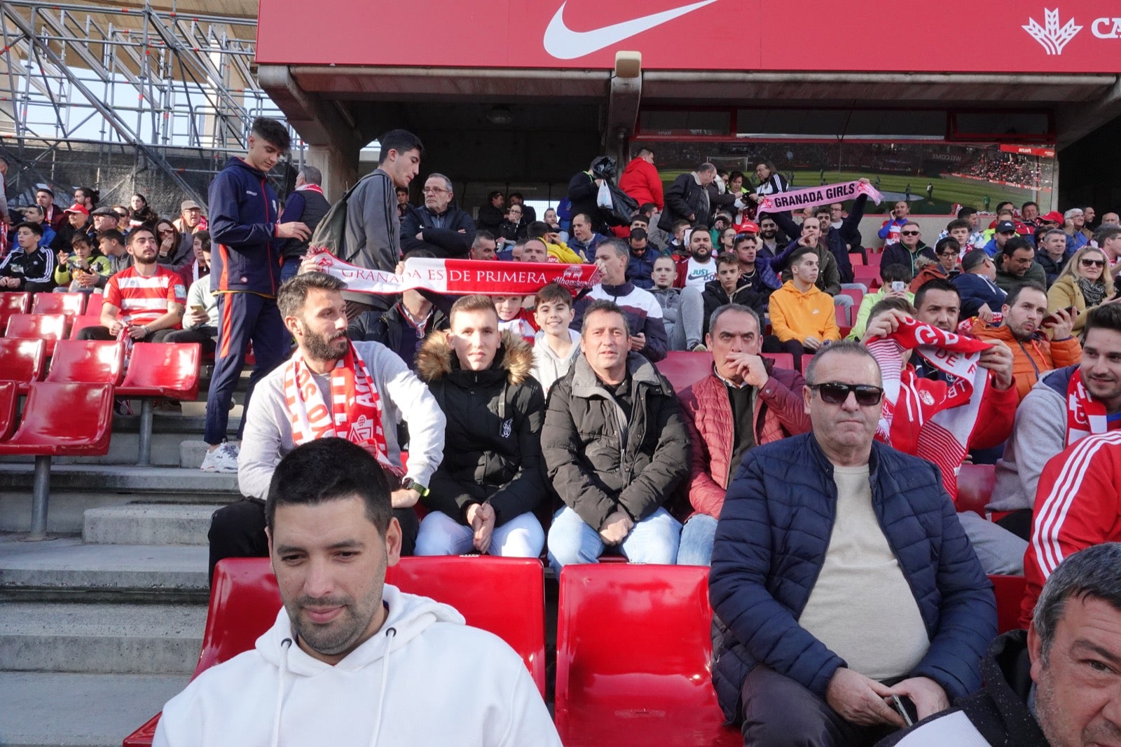 Echamos un vistazo a la grada para recopilar las mejores fotos de la afición. 