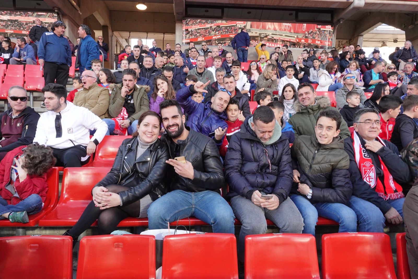 Echamos un vistazo a la grada para recopilar las mejores fotos de la afición. 