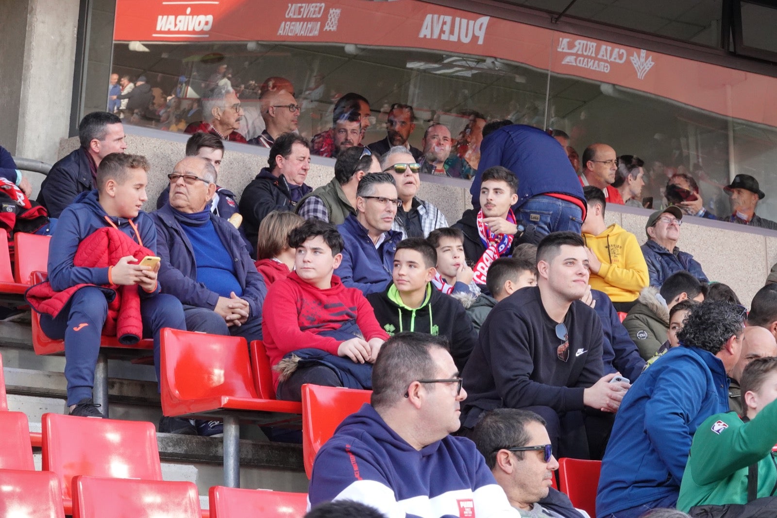 Echamos un vistazo a la grada para recopilar las mejores fotos de la afición. 