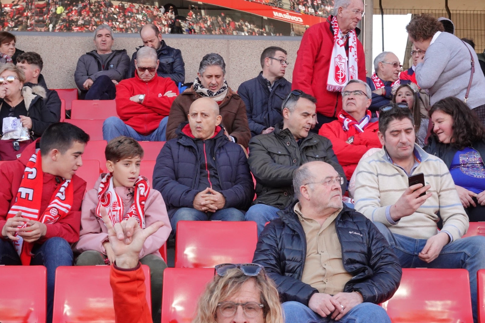 Echamos un vistazo a la grada para recopilar las mejores fotos de la afición. 