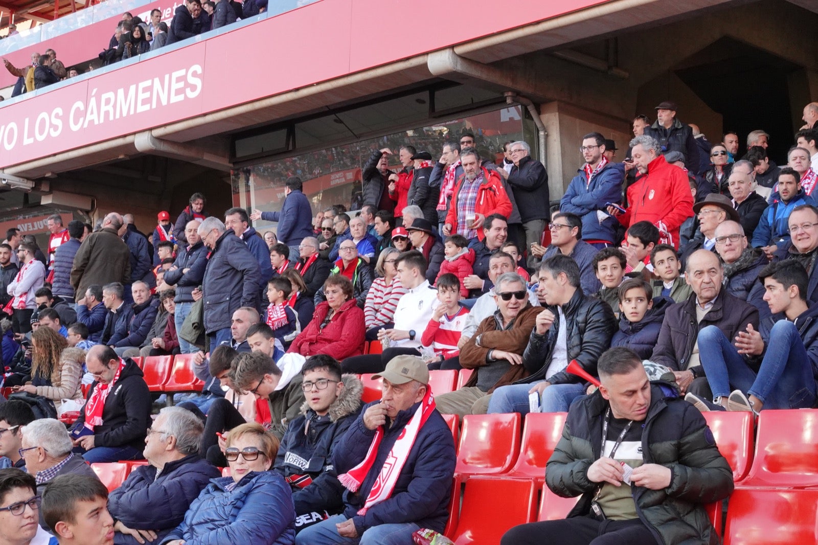 Echamos un vistazo a la grada para recopilar las mejores fotos de la afición. 