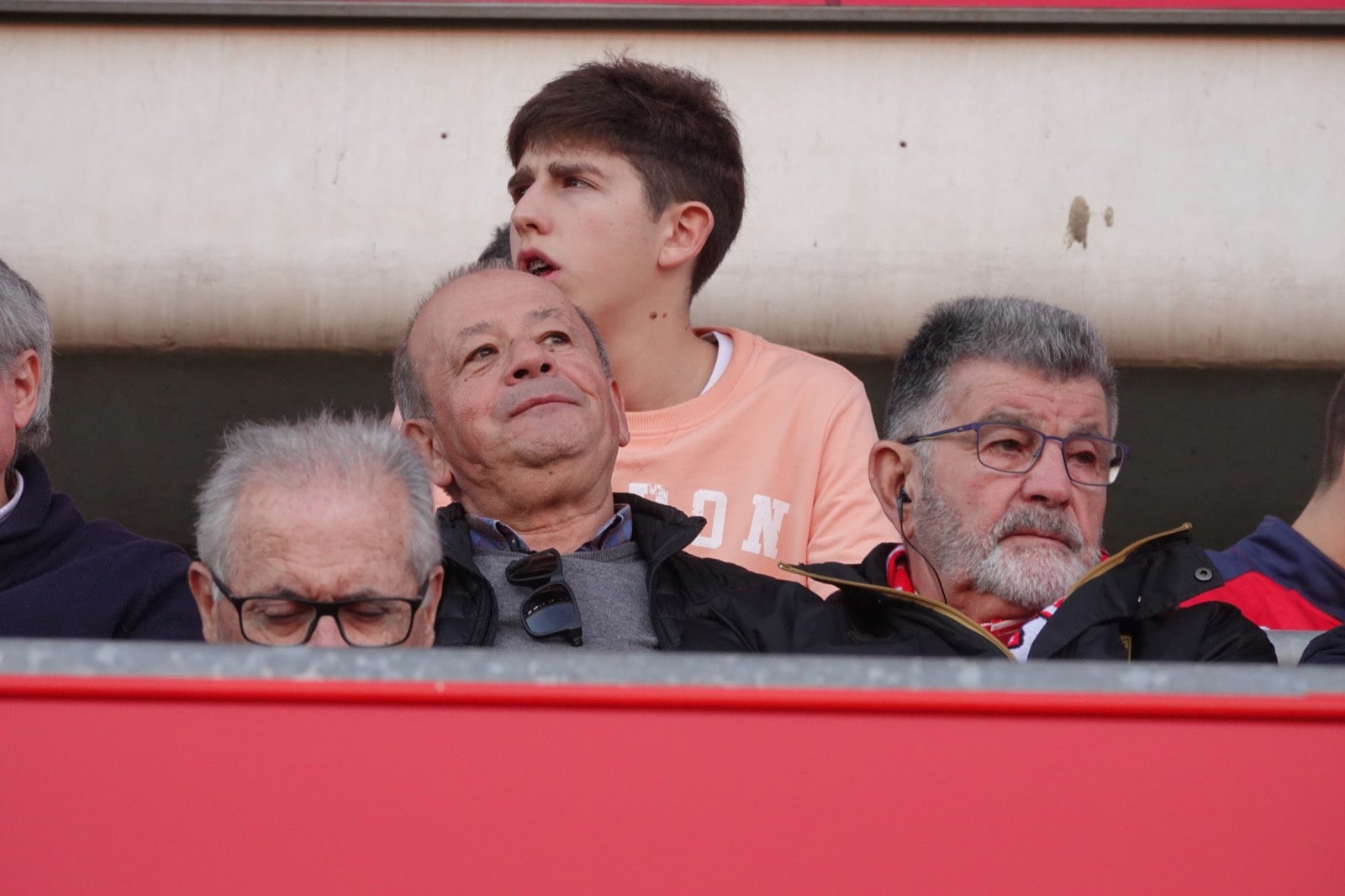 Echamos un vistazo a la grada para recopilar las mejores fotos de la afición. 