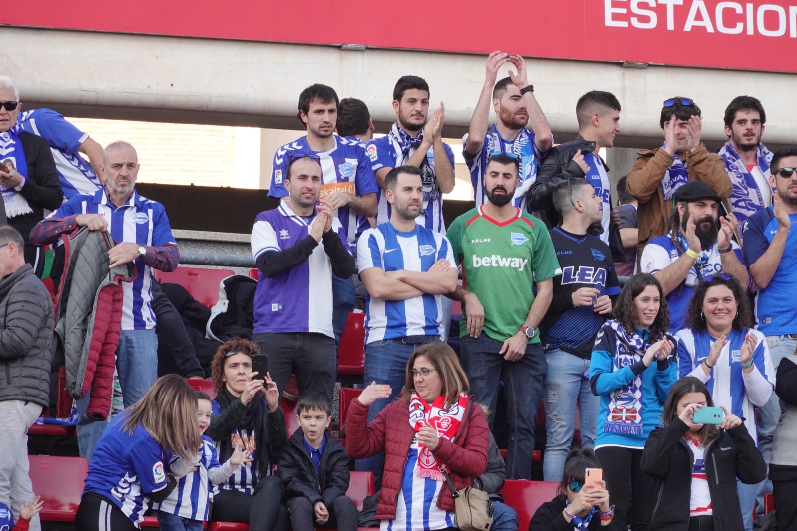 Echamos un vistazo a la grada para recopilar las mejores fotos de la afición. 