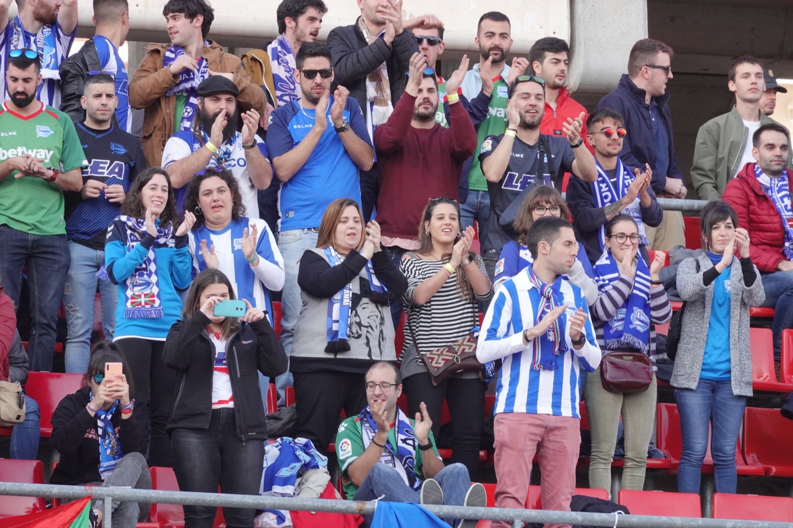 Echamos un vistazo a la grada para recopilar las mejores fotos de la afición. 