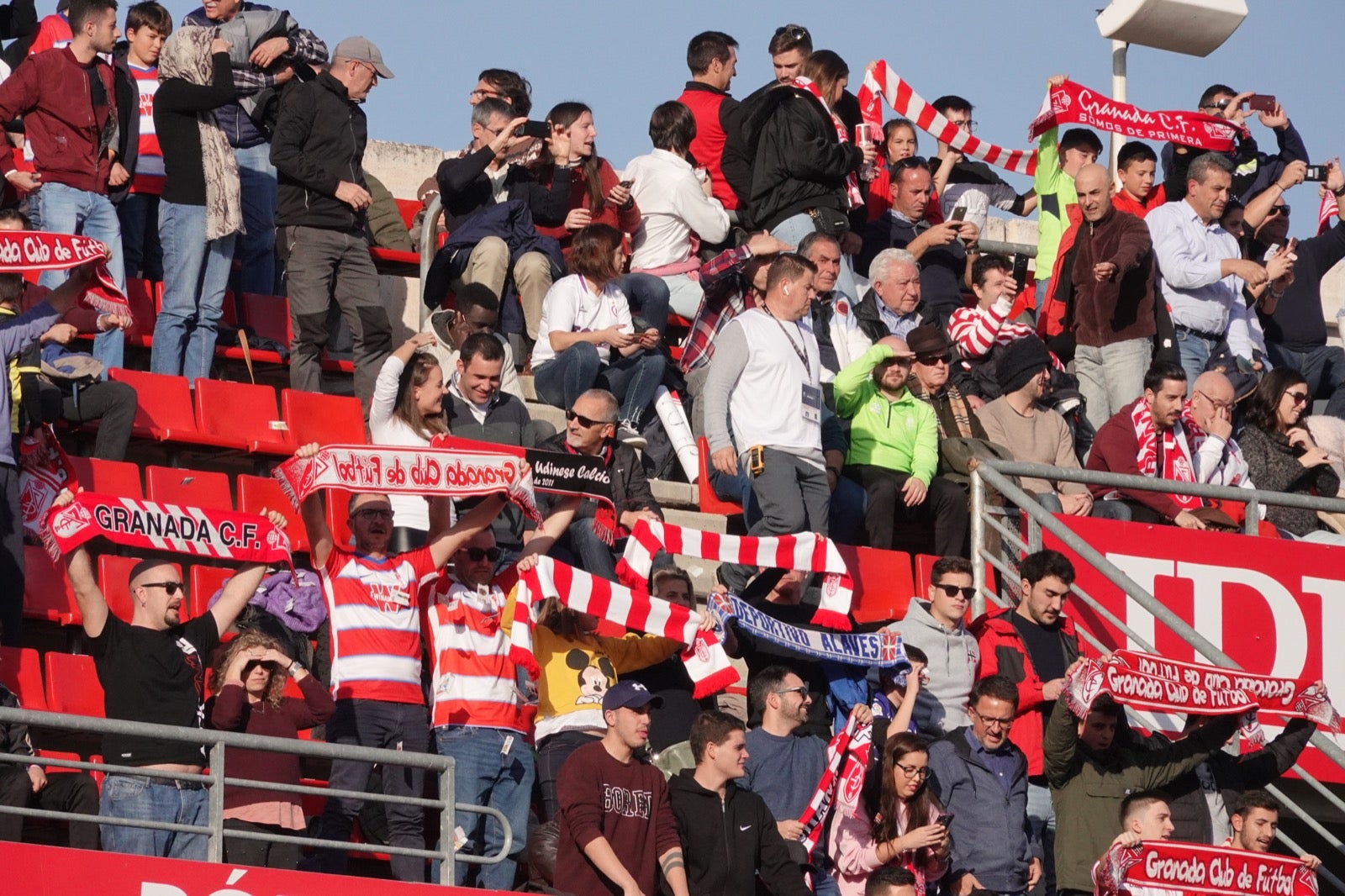 Echamos un vistazo a la grada para recopilar las mejores fotos de la afición. 