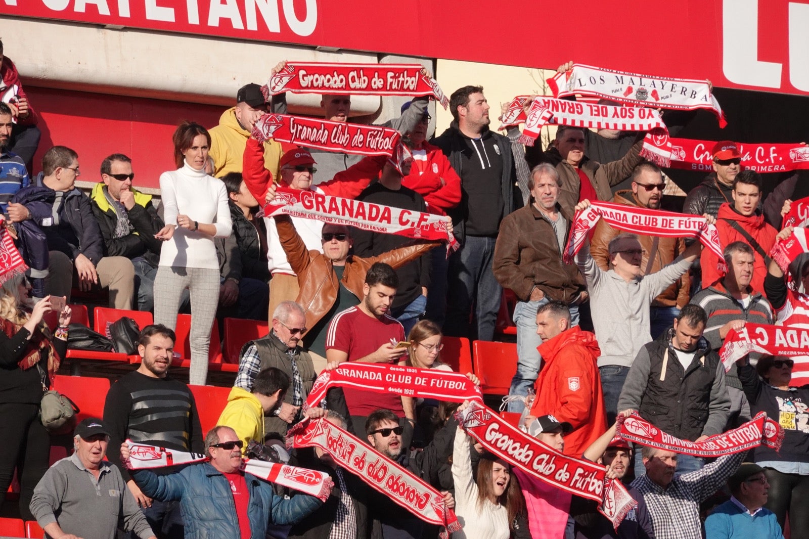 Echamos un vistazo a la grada para recopilar las mejores fotos de la afición. 