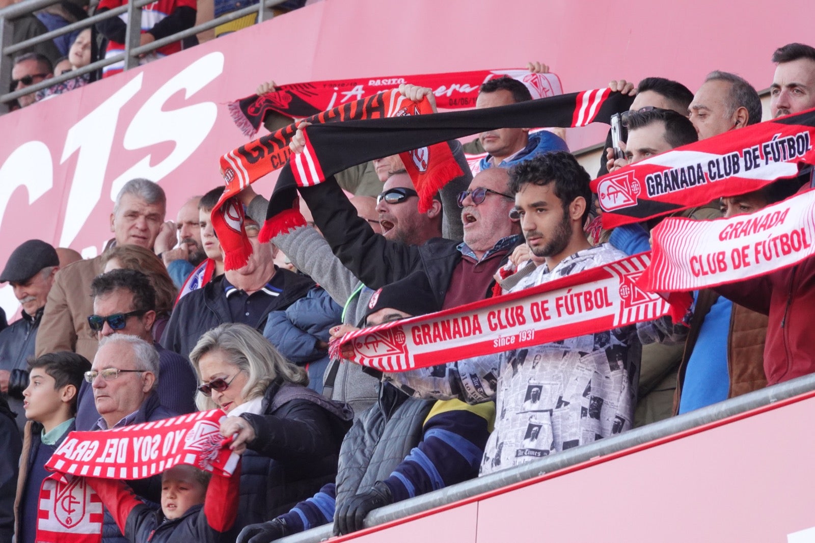 Echamos un vistazo a la grada para recopilar las mejores fotos de la afición. 