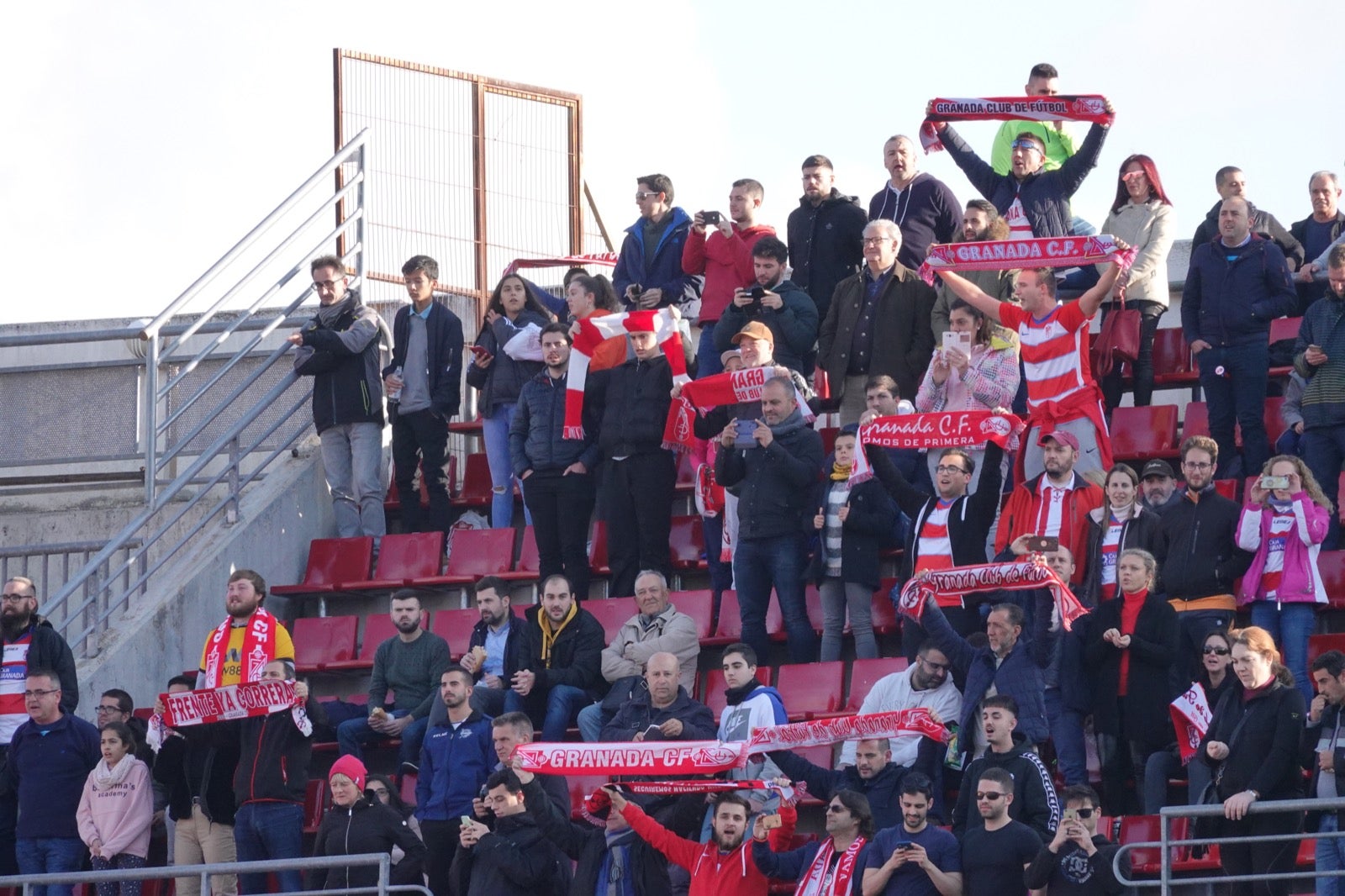 Echamos un vistazo a la grada para recopilar las mejores fotos de la afición. 