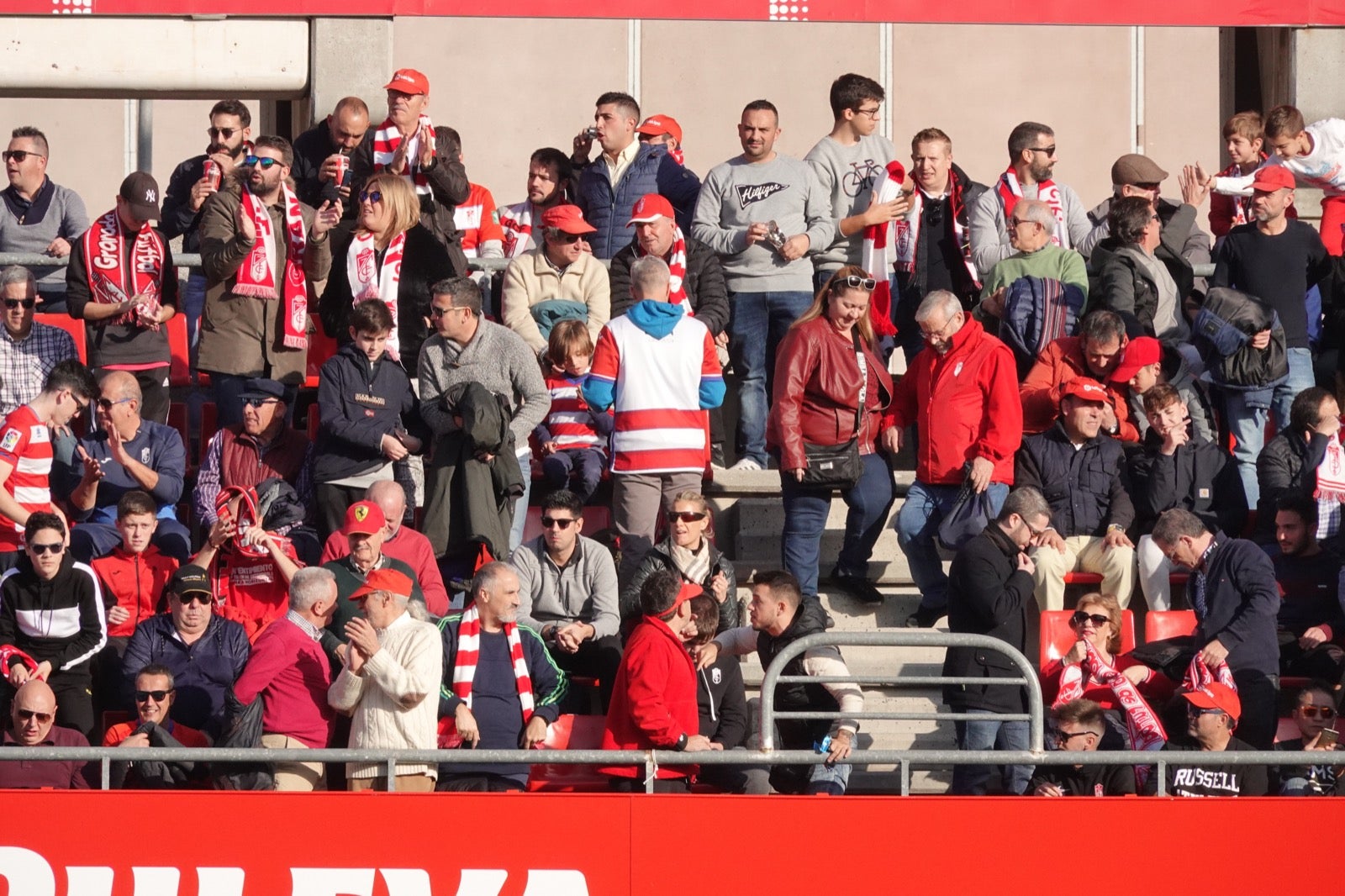 Echamos un vistazo a la grada para recopilar las mejores fotos de la afición. 