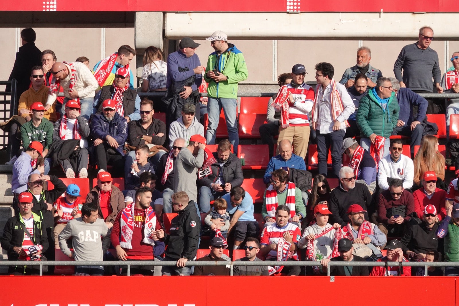 Echamos un vistazo a la grada para recopilar las mejores fotos de la afición. 