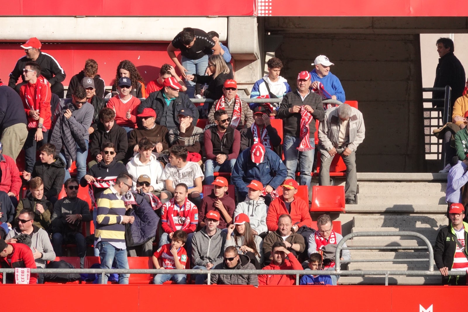 Echamos un vistazo a la grada para recopilar las mejores fotos de la afición. 