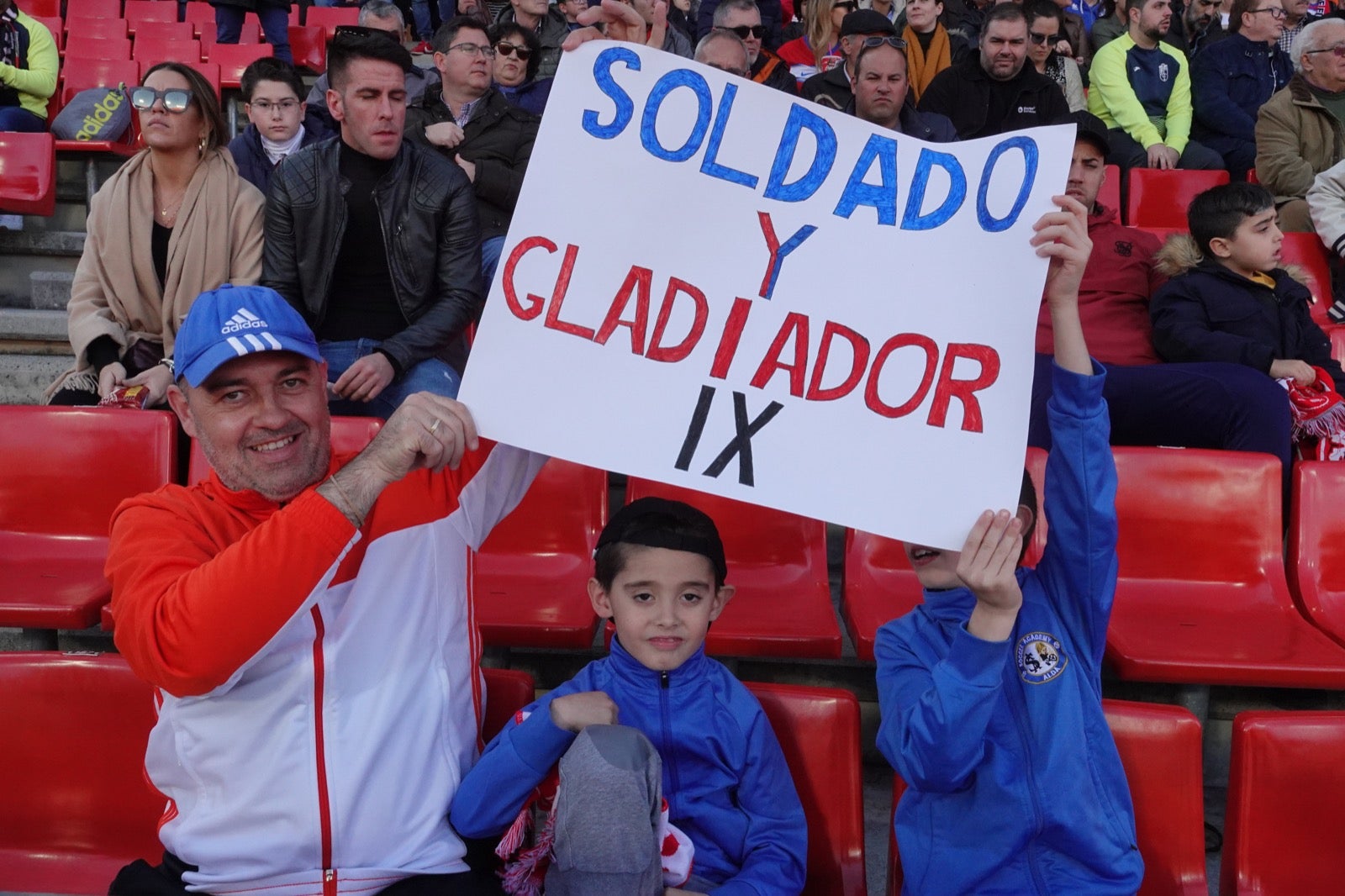 Echamos un vistazo a la grada para recopilar las mejores fotos de la afición. 