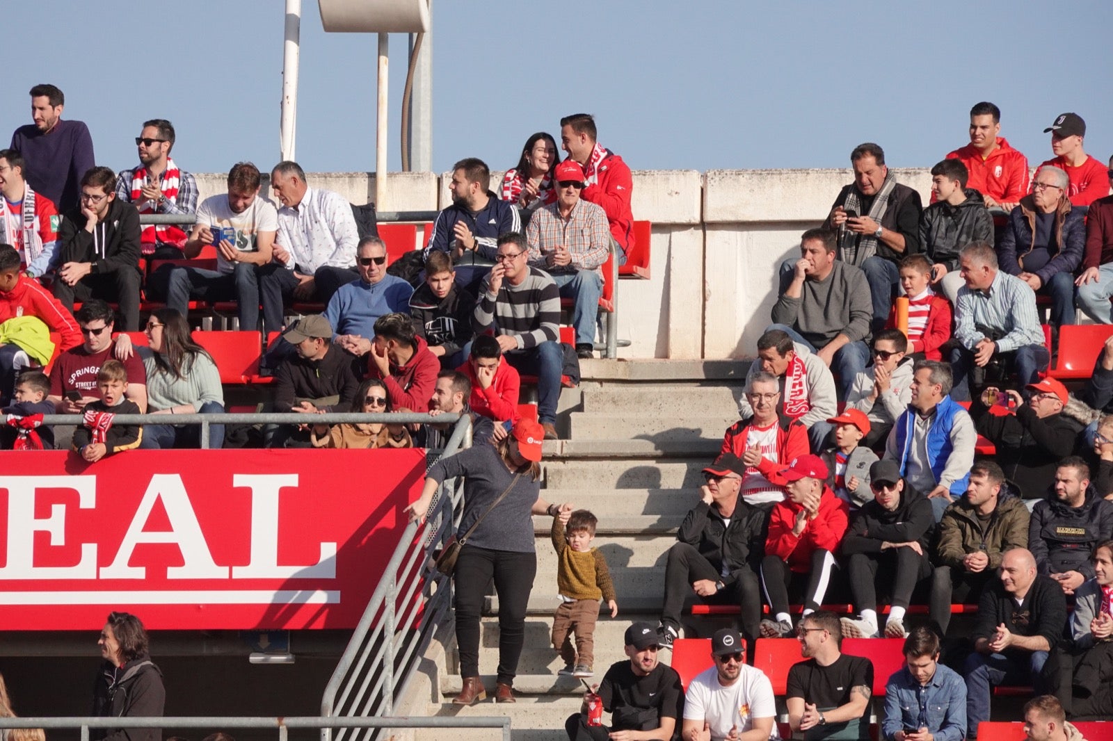 Echamos un vistazo a la grada para recopilar las mejores fotos de la afición. 