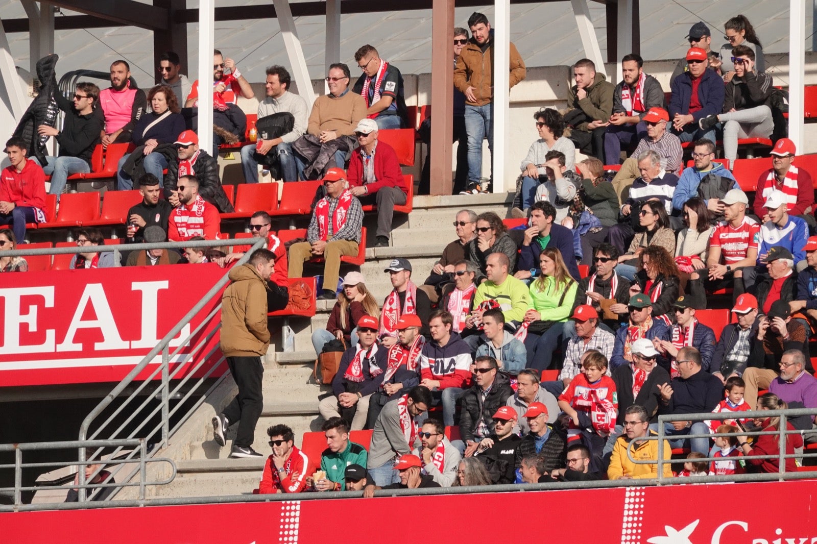 Echamos un vistazo a la grada para recopilar las mejores fotos de la afición. 