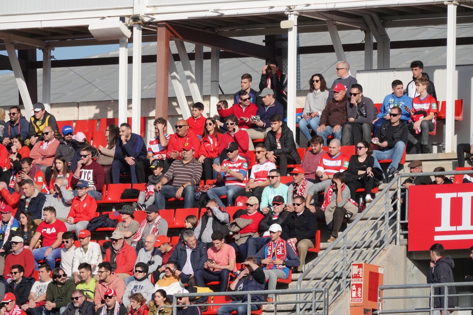 Echamos un vistazo a la grada para recopilar las mejores fotos de la afición. 