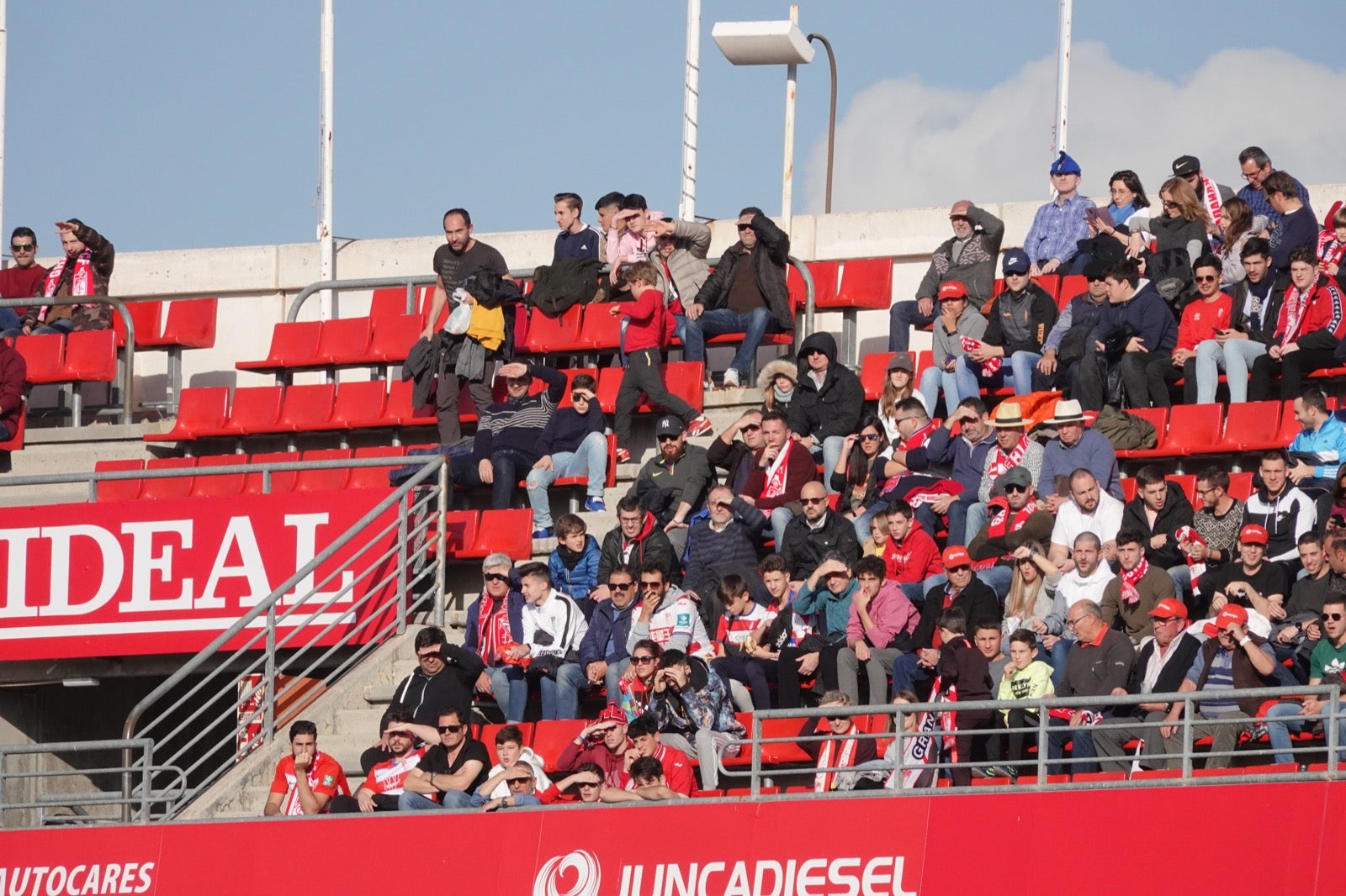 Echamos un vistazo a la grada para recopilar las mejores fotos de la afición. 