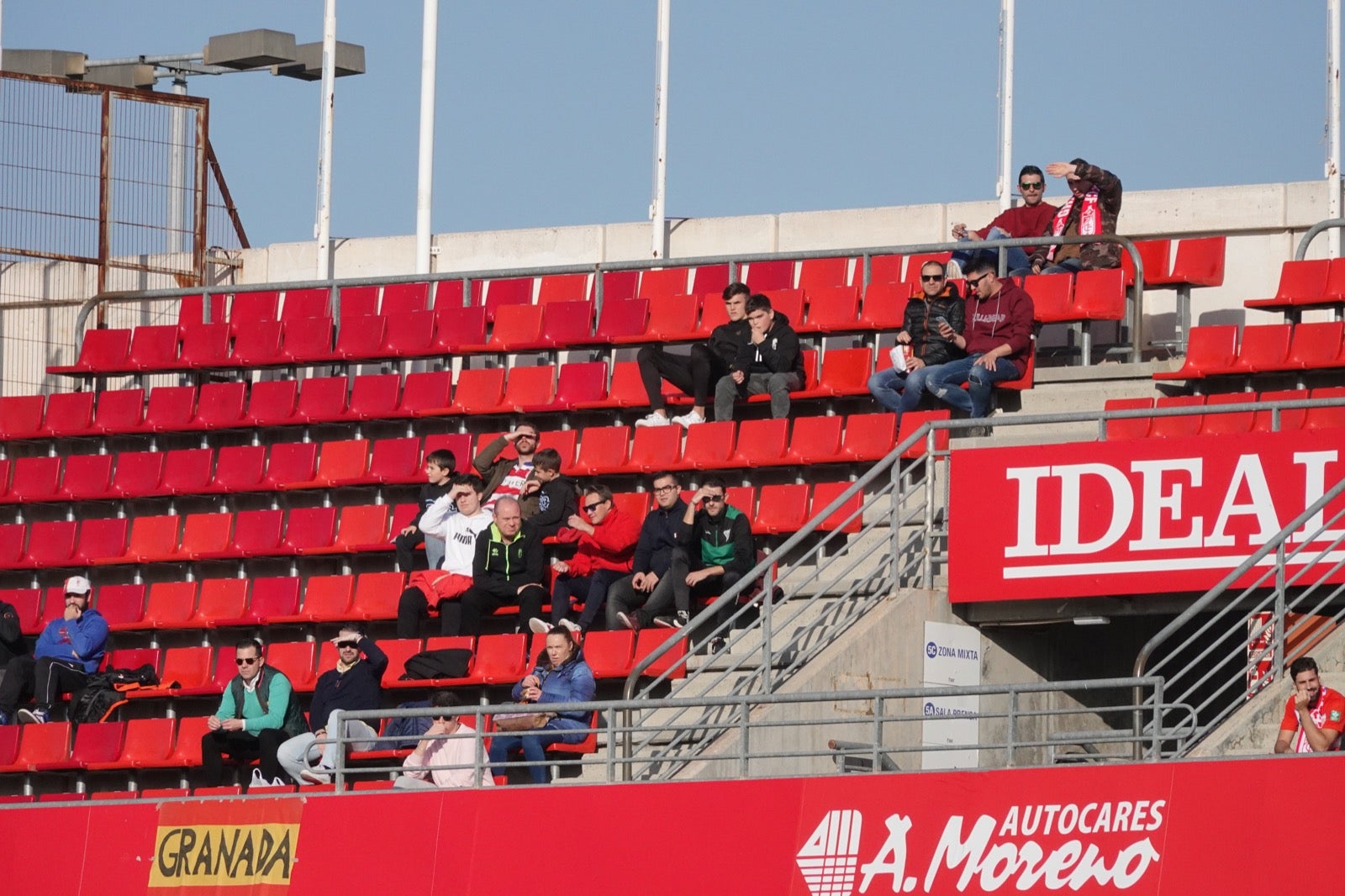 Echamos un vistazo a la grada para recopilar las mejores fotos de la afición. 