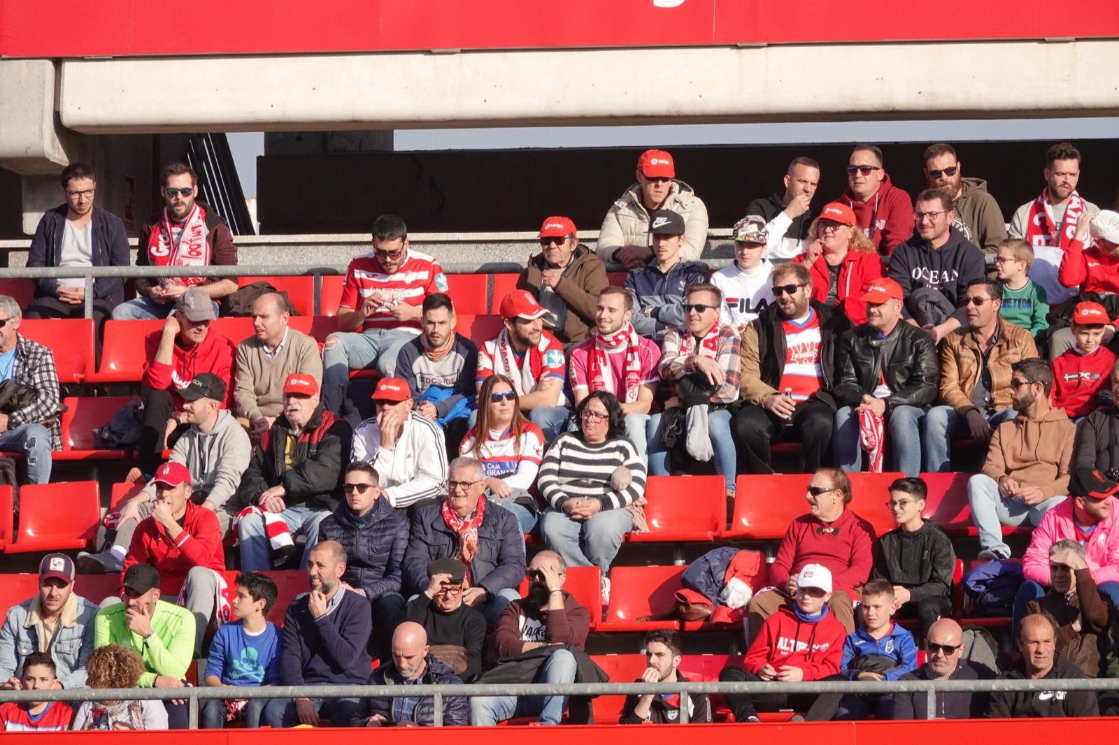 Echamos un vistazo a la grada para recopilar las mejores fotos de la afición. 