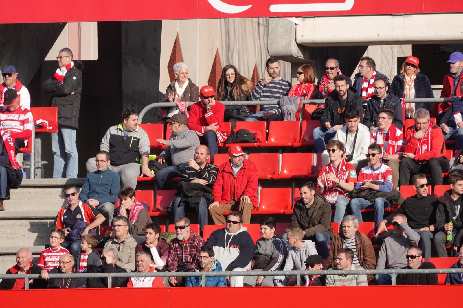 Echamos un vistazo a la grada para recopilar las mejores fotos de la afición. 