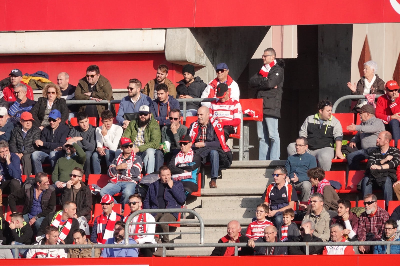 Echamos un vistazo a la grada para recopilar las mejores fotos de la afición. 