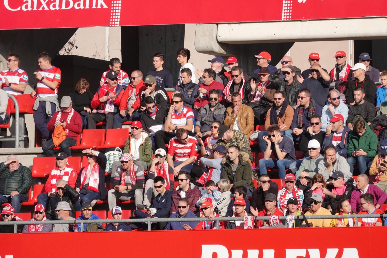 Echamos un vistazo a la grada para recopilar las mejores fotos de la afición. 